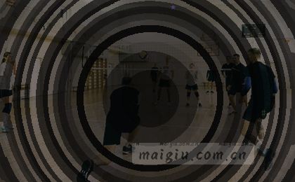 夕阳城堡剪影 金色光线穿过云层